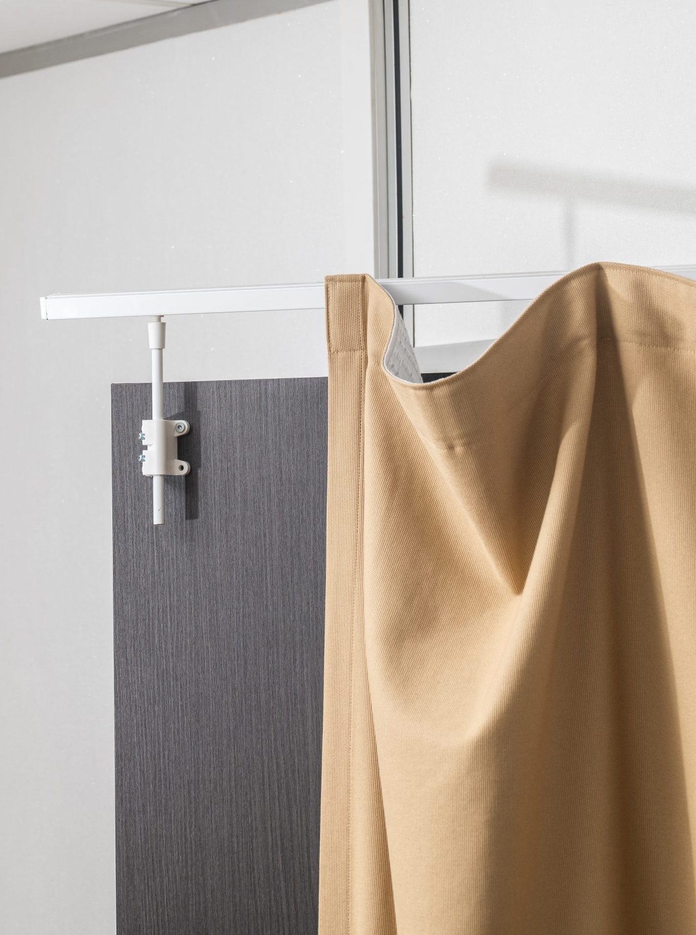 Tringle Pivorail avec rideau occultant installé sur porte d'entrée